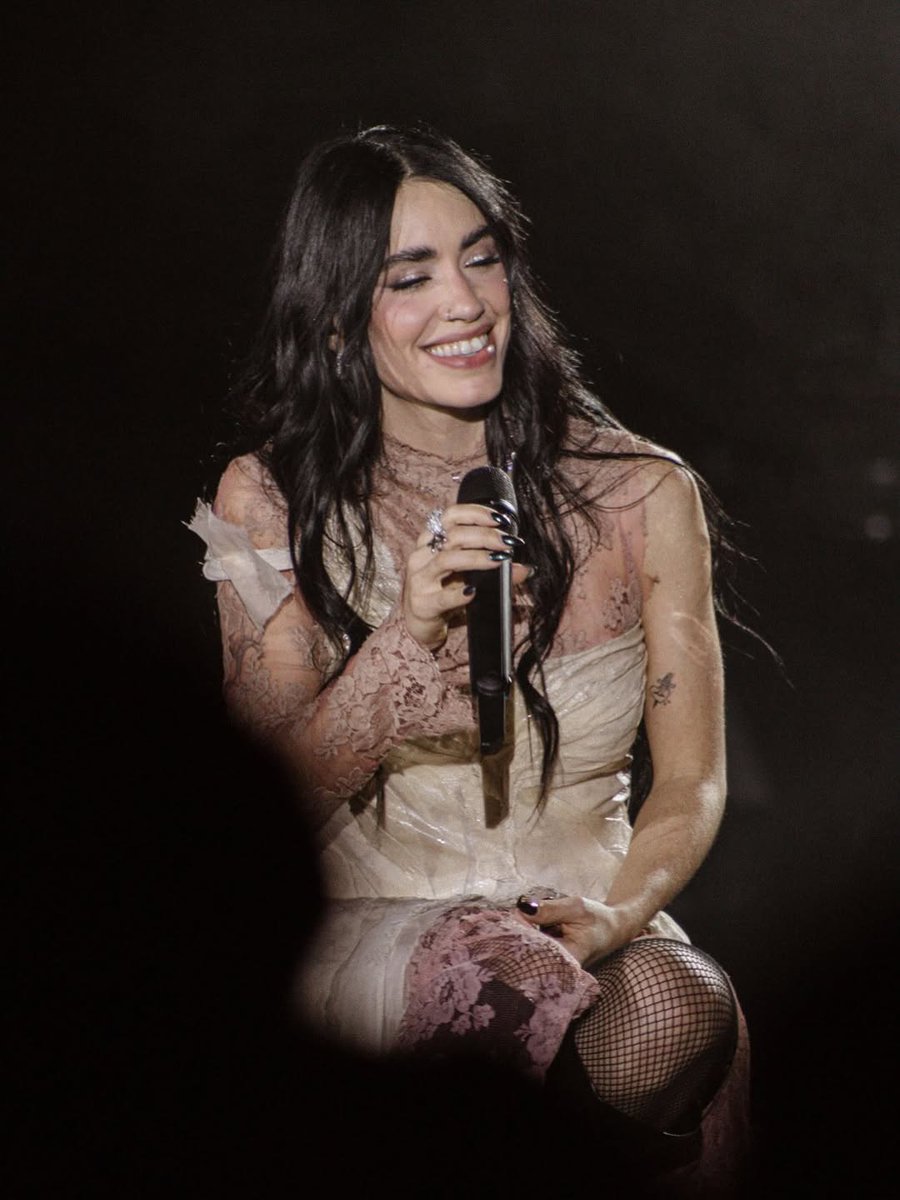 shinelaesp's tweet image. ella no sabe
ella no sabe cuánto me ha salvado cuando todo duele ❤️‍🩹✨️