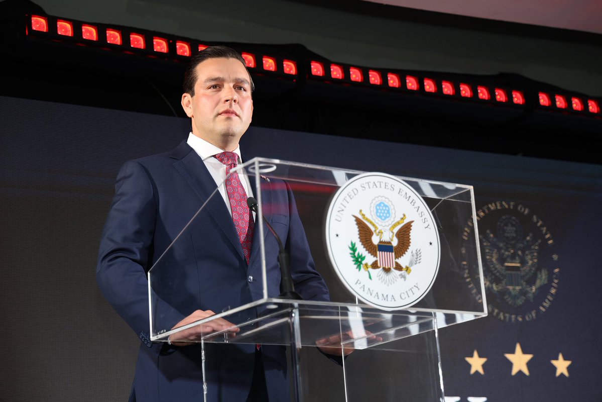 USAmbassadorPAN's tweet image. 🎆 Hoy celebramos los 249 años de la independencia de los Estados Unidos y los valores que nos definen: libertad, justicia y unidad.
Rendimos homenaje a quienes han defendido estos ideales con valentía a lo largo de nuestra historia.
Me honra representar al presidente Trump y a…