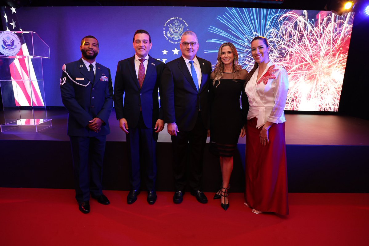 USAmbassadorPAN's tweet image. 🎆 Hoy celebramos los 249 años de la independencia de los Estados Unidos y los valores que nos definen: libertad, justicia y unidad.
Rendimos homenaje a quienes han defendido estos ideales con valentía a lo largo de nuestra historia.
Me honra representar al presidente Trump y a…