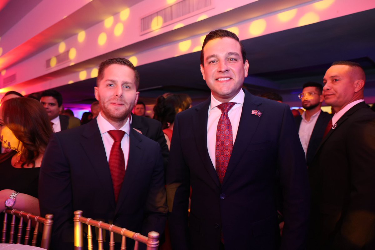 USAmbassadorPAN's tweet image. 🎆 Hoy celebramos los 249 años de la independencia de los Estados Unidos y los valores que nos definen: libertad, justicia y unidad.
Rendimos homenaje a quienes han defendido estos ideales con valentía a lo largo de nuestra historia.
Me honra representar al presidente Trump y a…