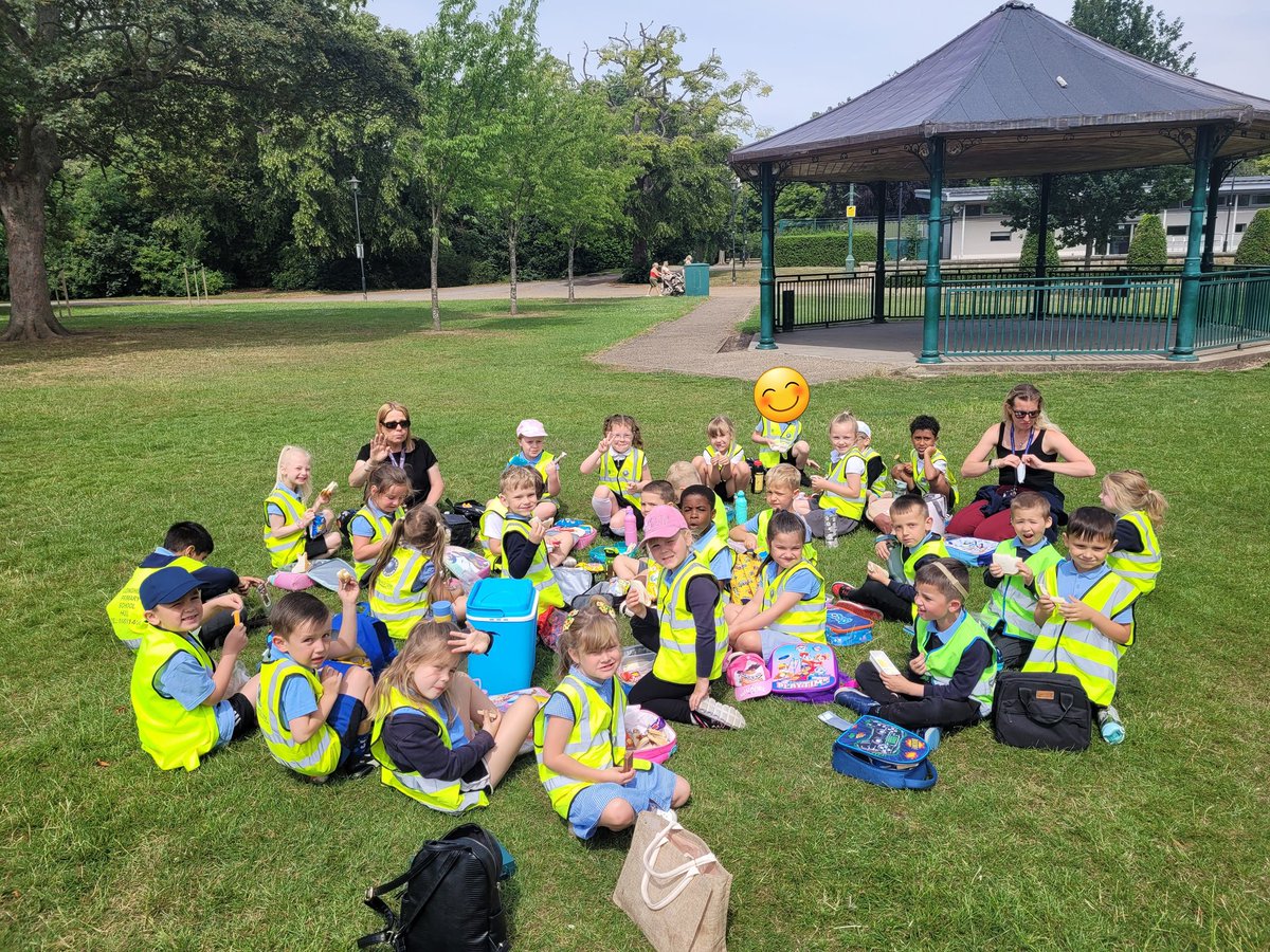 Y1's attendance treat, a picnic in East Park followed by an ice lolly. #LPSHullattendance