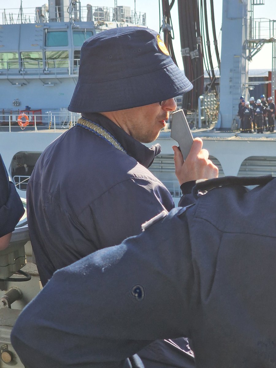 HMS_Richmond's tweet image. HMS Richmond - "Definitely Navy" ⚓️
Our CO dons the bucket hat as we conduct a RAS.
On today's set list:
🔊 Don't look aft in anger
🔊 Super-sonar
🔊 Some might sail.
#CSG25
#OpHighmast
#Oasis25