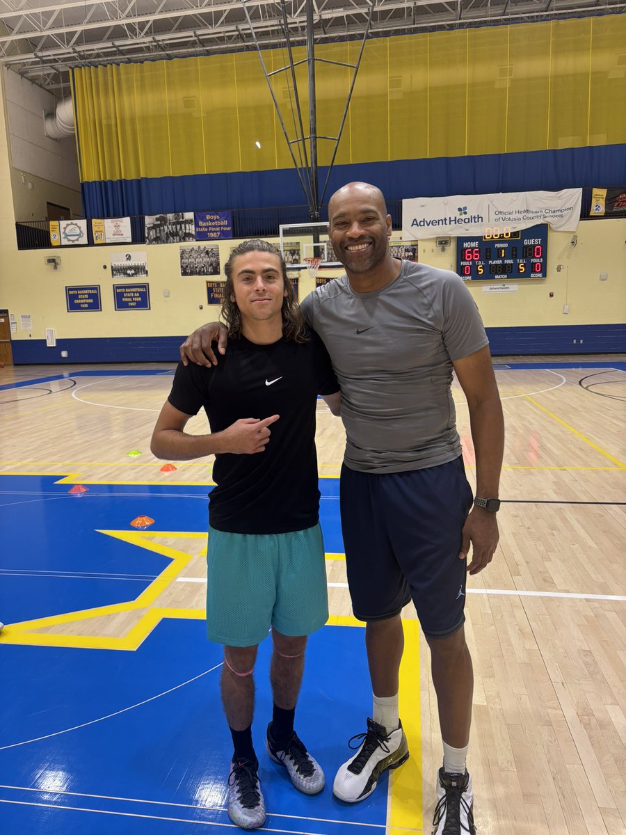 KadeManley2027's tweet image. Thanks for coming out to our practice. @mrvincecarter15