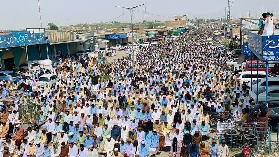 شمالی وزیرستان میں ممکنہ آپریشن کیخلاف احتجاج کے بور پر نماز جمعہ کی سڑک پر ادائیگی