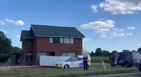 Belgium: Albanian man (35) from Kosovo* sets ex-wife (41) on fire in front of their kids in Helchteren. He had a prior conviction for domestic violence. 🚨🇧🇪 

She’s in critical condition. Children tried to stop the attack.