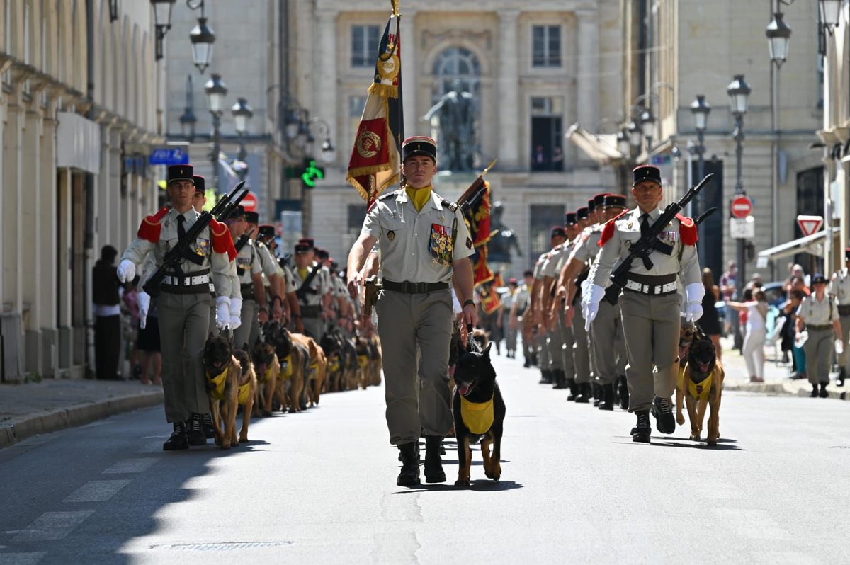 BrigadeDuGenie's tweet photo. 🐕 Ce 4 juillet, le @CDC_132RIC a changé de chef de corps. Lors d’une cérémonie présidée par le GBR BIZIEN, commandant la BGEN, le COL BEDEZ a rendu son commandement. Le LCL VANTAJOL s’est quant à lui vu confier le commandement du régiment, devenant ainsi le 46e CDC du 132RIC ! https://t.co/Y5bmHoa12Q
