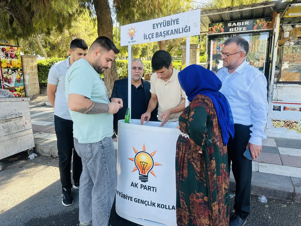 AK PARTİ EYYÜBİYE (@akpartieyyubiye) on Twitter photo 📍Eyüp Peygamber Caddesindeyiz
İlçe Yönetim Kurulu Üyelerimiz, AK Parti Eyyübiye İlçe Gençlik Kollarımız tarafından yürütülen yeni üye kayıt standını ziyaret ettiler.
Biz Birlikte Güçlü Bir Aileyiz.
<a href="/abuyukgumus/">Ahmet Büyükgümüş</a> <a href="/hakanaksu058/">Hakan AKSU 🇹🇷</a> <a href="/farukaytek/">Faruk Aytek</a> <a href="/ElgunSuleyman/">Suleyman Elgün 🇹🇷🌹</a> <a href="/milhamigunbegi/">Mehmet İlhami GÜNBEGİ</a> 📍Eyüp Peygamber Caddesindeyiz
İlçe Yönetim Kurulu Üyelerimiz, AK Parti Eyyübiye İlçe Gençlik Kollarımız tarafından yürütülen yeni üye kayıt standını ziyaret ettiler.
Biz Birlikte Güçlü Bir Aileyiz.
<a href="/abuyukgumus/">Ahmet Büyükgümüş</a> <a href="/hakanaksu058/">Hakan AKSU 🇹🇷</a> <a href="/farukaytek/">Faruk Aytek</a> <a href="/ElgunSuleyman/">Suleyman Elgün 🇹🇷🌹</a> <a href="/milhamigunbegi/">Mehmet İlhami GÜNBEGİ</a>