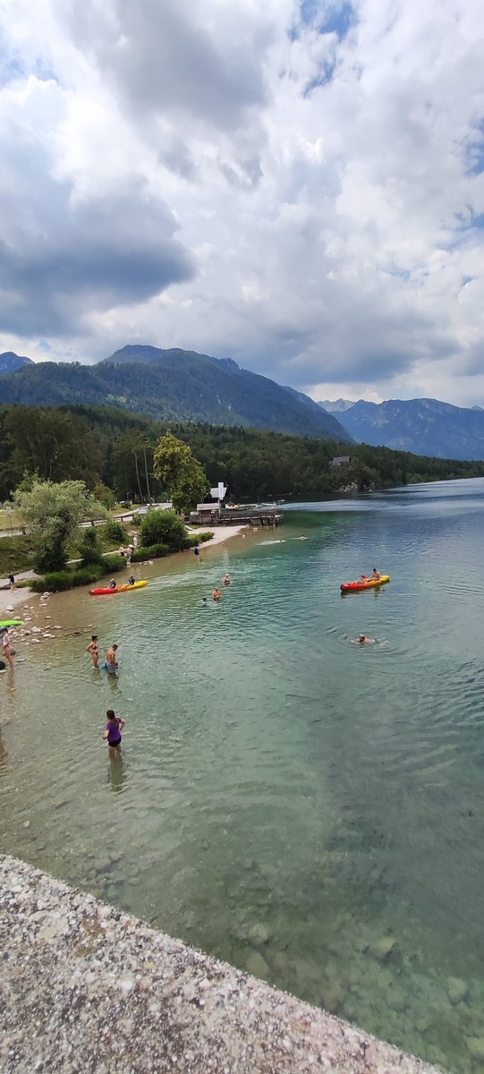 peropan1's tweet photo. Zaradi slabe napovedi sem si raje vzel čas za namakanje v Bohnu. Lepih 25c je imelo danes jezero #betiful https://t.co/FrLr3Lpsd0