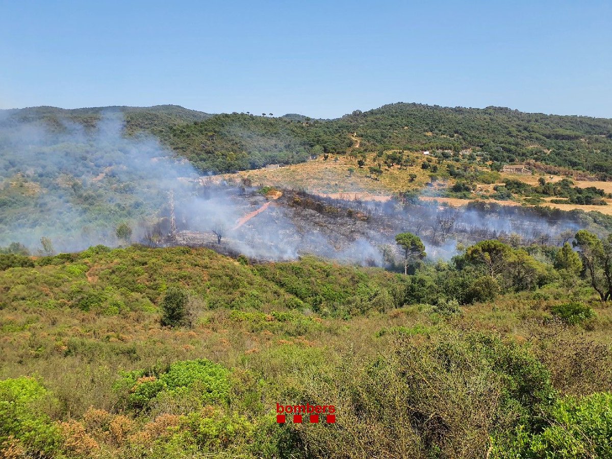 bomberscat's tweet photo. @112 A Girona, hem demanat el confinament preventiu de la urbanització de les Pedreres i el barri de la Font de la Pólvora. 

Treballem intensament en el flanc dret per on l'incendi està fent focus secundaris i es va obrint. 

🚒 20
🛩️ 2
🚁 3
👩‍🚒 71

#bomberscat https://t.co/tFBmz0NdUc