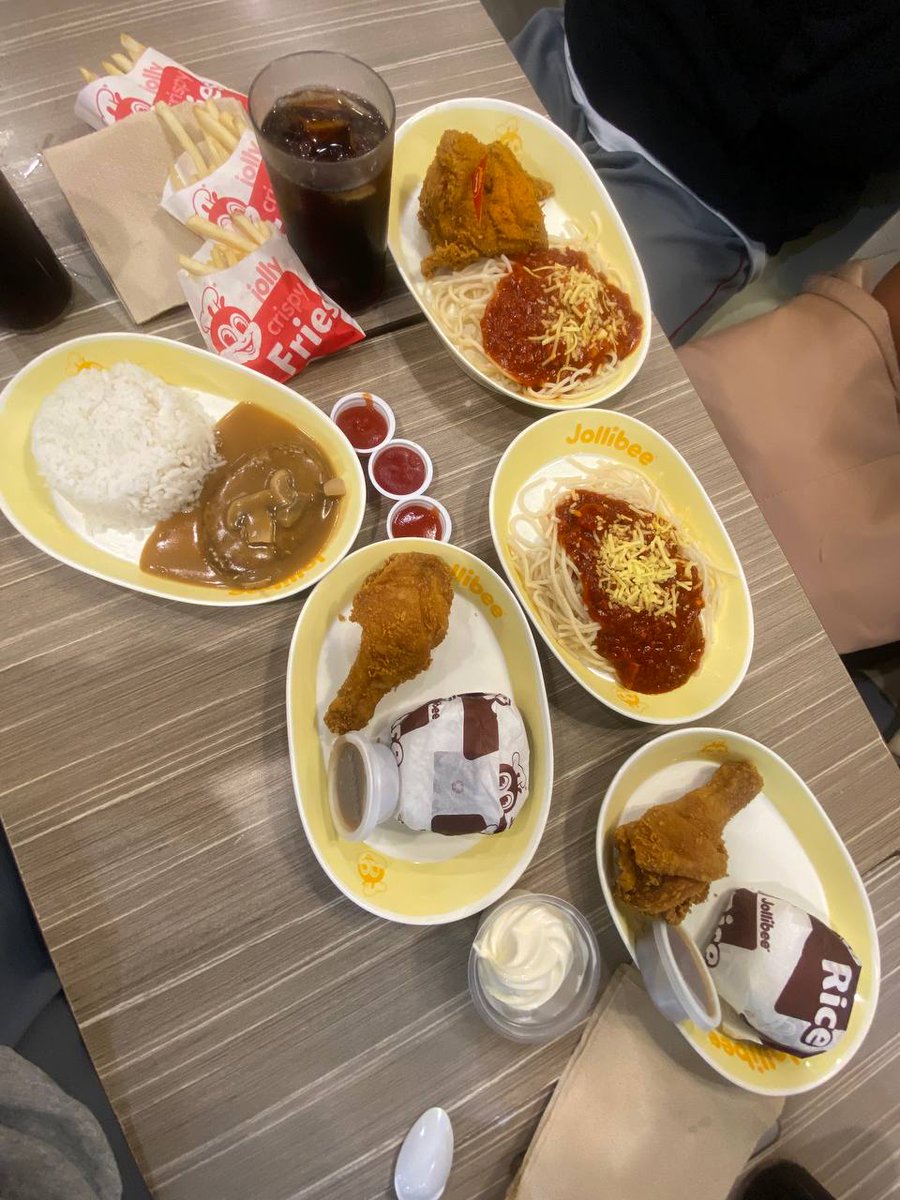 jelstudy_'s tweet image. #studytwt yesterday and today !🍰

robinson, jollibee and notes :')

#studytwtph #lifetwt