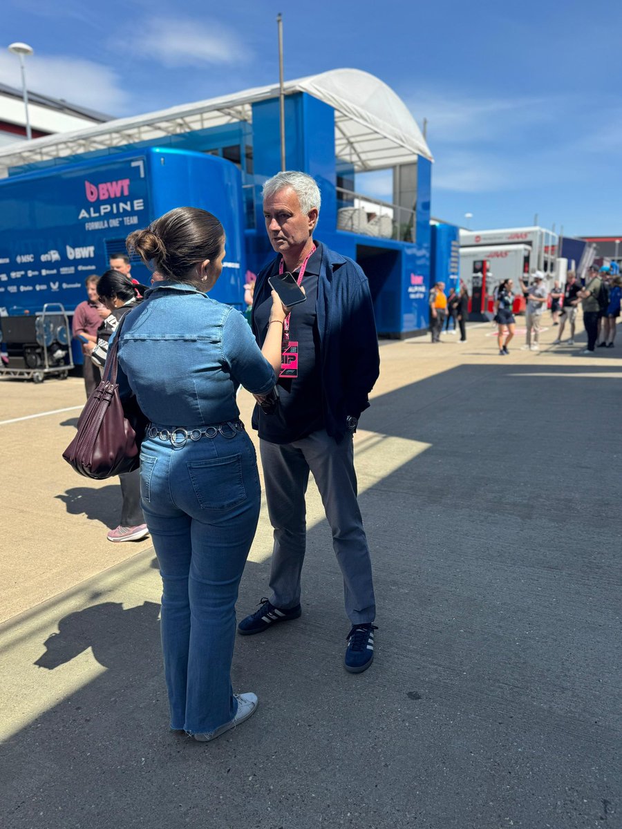 Que dia. Encontrei Mourinho no Paddock em Silverstone. Não hesitou um segundo quando lhe pedi para falar de Diogo Jota. Disse-nos que Jota representa aquilo que ele gosta no futebol. “Não é daqueles que procura a fama. Foi a fama que foi ao encontro dele, pelo trabalho e talento”