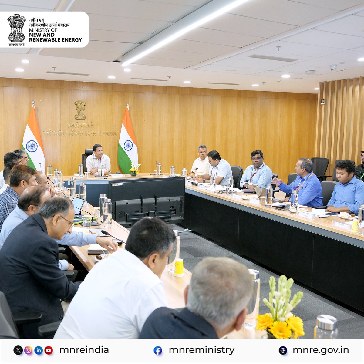 Today, Shri <a href="/SantoshSarangii/">Santosh Sarangi</a>, Secretary, MNRE, chaired the monthly meeting with Solar PV Manufacturers at Atal Akshay Urja Bhawan, focusing on key issues to boost India's solar manufacturing ecosystem.

Discussions covered ALMM for solar cells, solar module ancillaries like solar