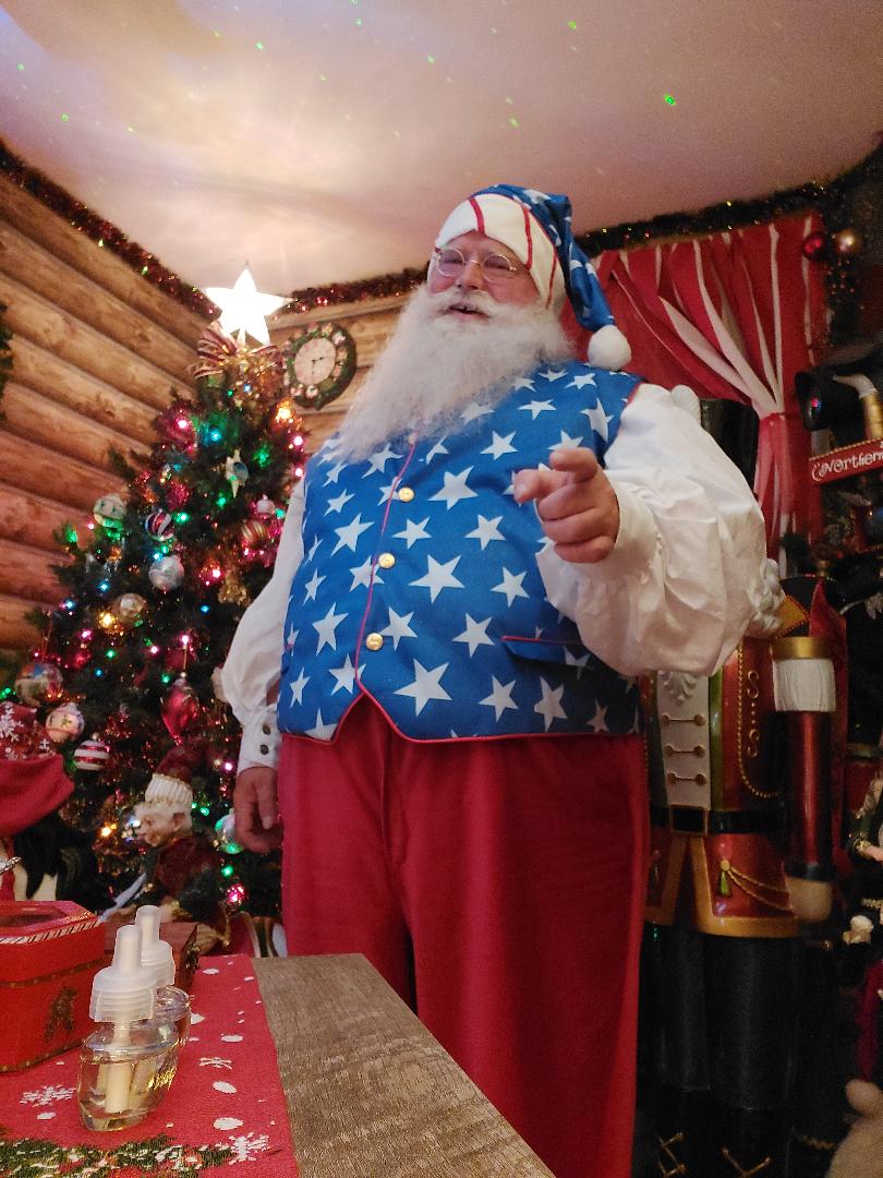 Hiresanta's tweet photo. Have a Safe and Happy 4th of July!

#SummerSanta #4thOfJuly #SantaClaus https://t.co/1O4WU999SA