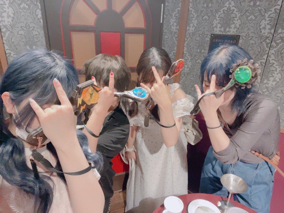 Friendear827's tweet photo. ⚠️女子注意⚠️

昨日メンバーのみで集まったので、魔法使いになってきました！

そらの誕生日もお祝いしたよ〜🎂

🍀 https://t.co/KSJK5eZ0FE