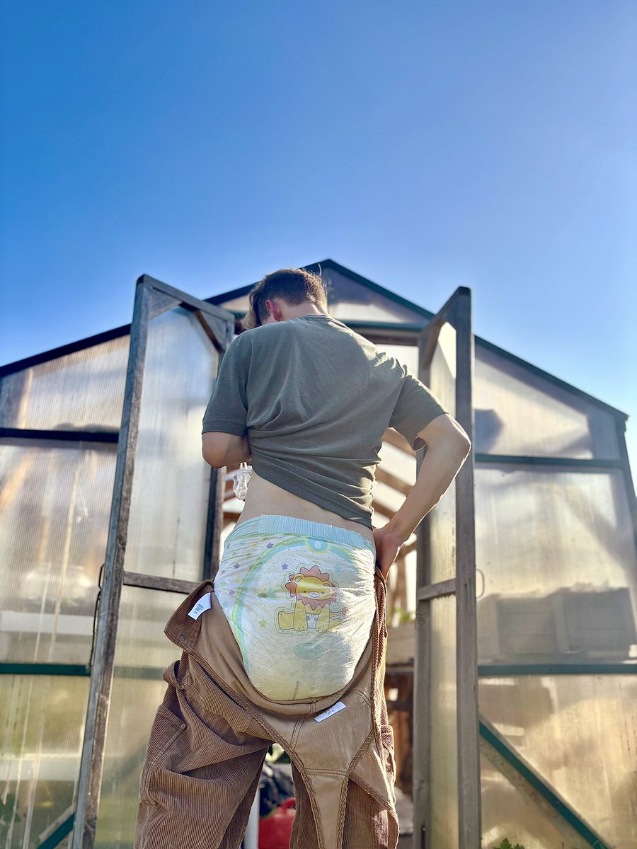 Big Diaper Friday! Daddy said I got a little messy while weeding, was he talking about my diaper? 🤭🚛

#Bigdiaperfriday #abdl #diaperboy