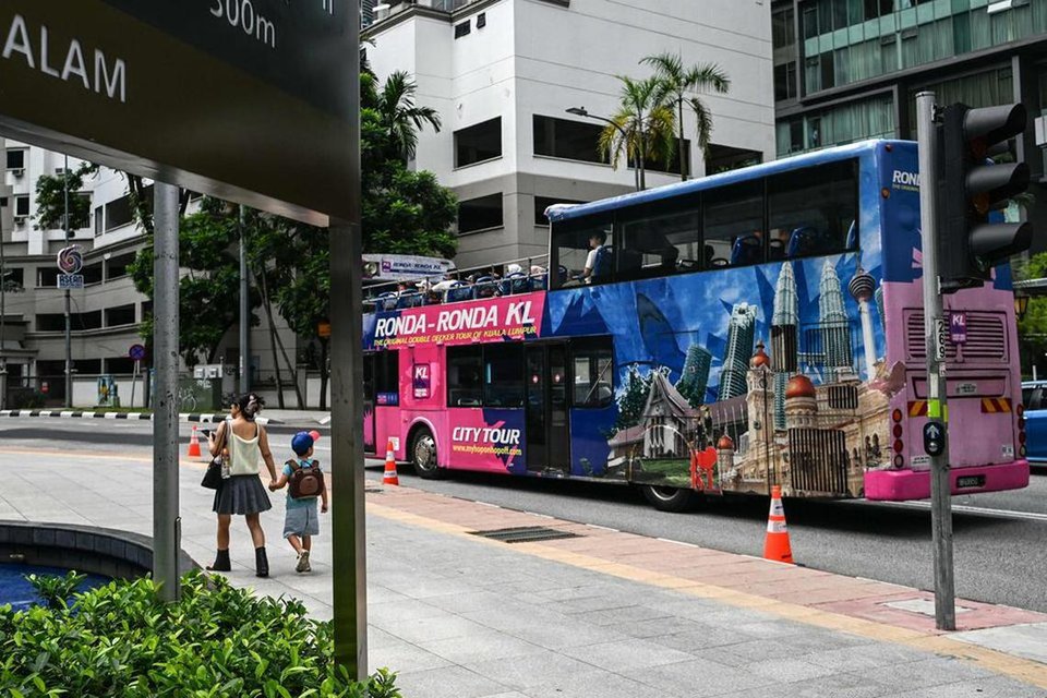 બસની દરેક સીટ પર સીટબેલ્ટ, મુસાફરોએ ફરજિયાત પહેરવો પડશે નહીં તો દંડ; આ દેશમાં આવ્યો નવો નિયમ  deshgujarat.com/2025/07/04/sea…