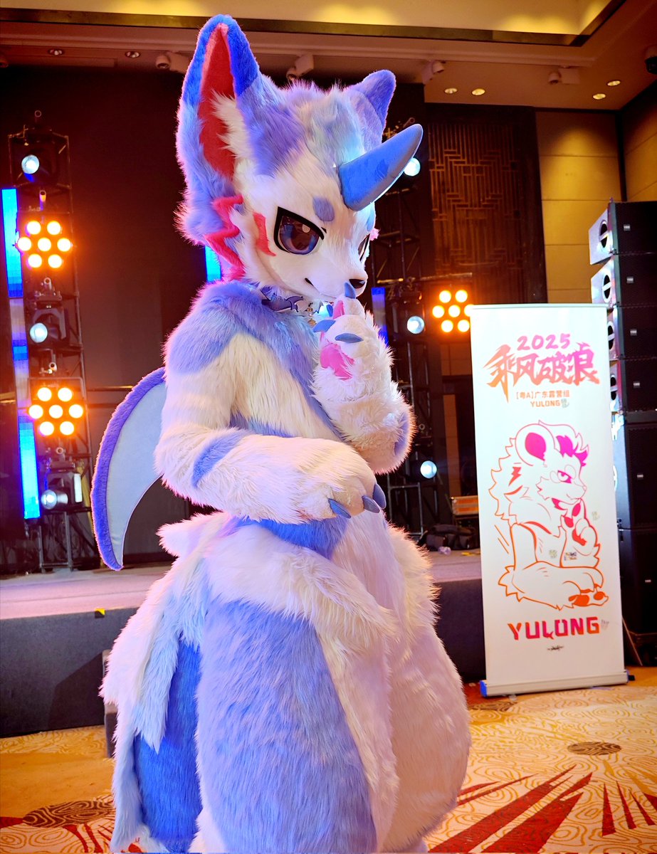 GaoGaofurry's tweet image. 嘘～

📷 @YuLong_QWQ 
#FursuitFriday #Guze #Furry
