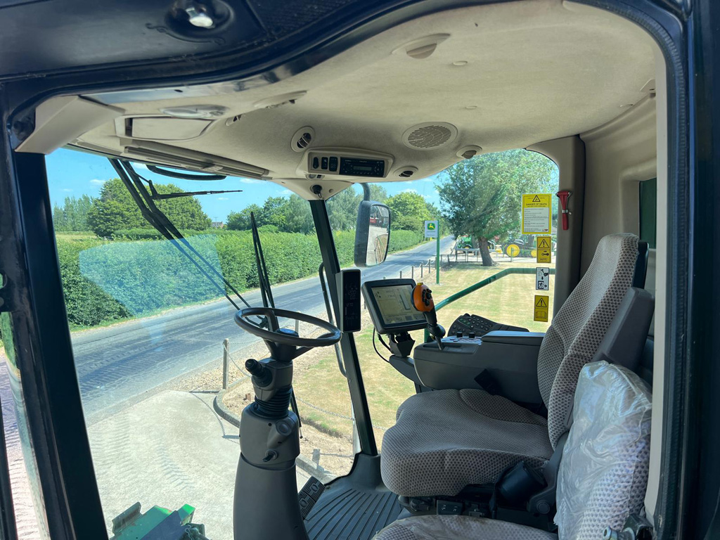 🌾 JOHN DEERE S690i COMBINE HARVESTER FOR SALE!  ✅35ft Header ✅2014 Reg ✅30K PRDrive ✅6.9m Auger ✅3250 Engine/2165 Drum Hours ✅24″ Tracks ✨£82,500 (Exc.VAT) doubledaygroup.co.uk/product/john-d… Contact: 📞 (+44) 01406 540293 ✉️ holbeach@doubledaygroup.co.uk