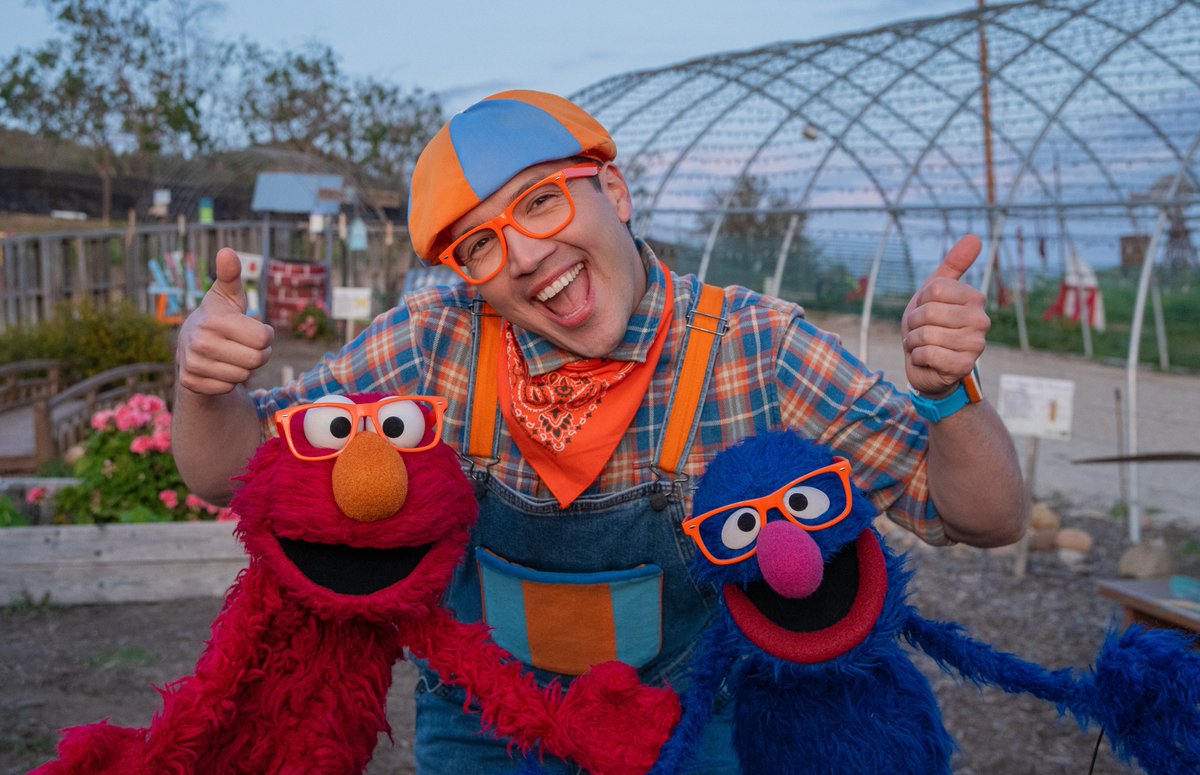 elmo's tweet image. Yay for farm days! Elmo had the BEST time with @Grover and Blippi! 😂🤓🚜🐓❤️