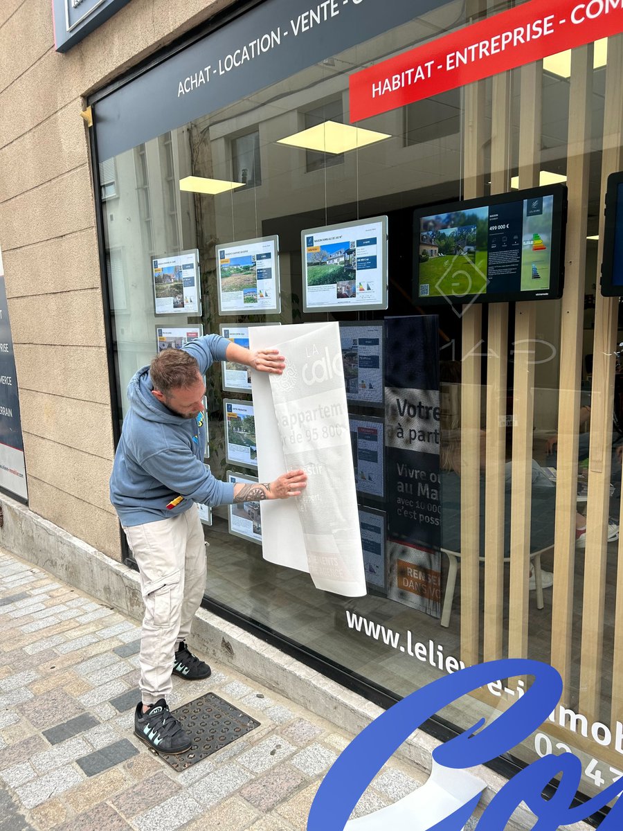 Lcom_agence's tweet photo. Chez LCOM, on vous accompagne aussi dans la création, la production et la pose de vos supports

Nous étions sur le terrain pour deux belles réalisations :
🔹 La pose de signalétique vitrine pour Lelièvre Immobilier
🔹 L'installation de PLV événementielle pour Aushopping Le Mans https://t.co/4YHdr9JEYO