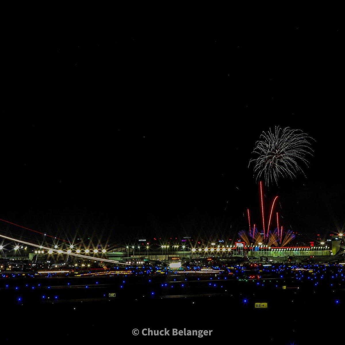 fly2ohare's tweet image. Happy 4th of July from all of us at O'Hare International Airport! 🇺🇸 💙
📸: Chuck Belanger