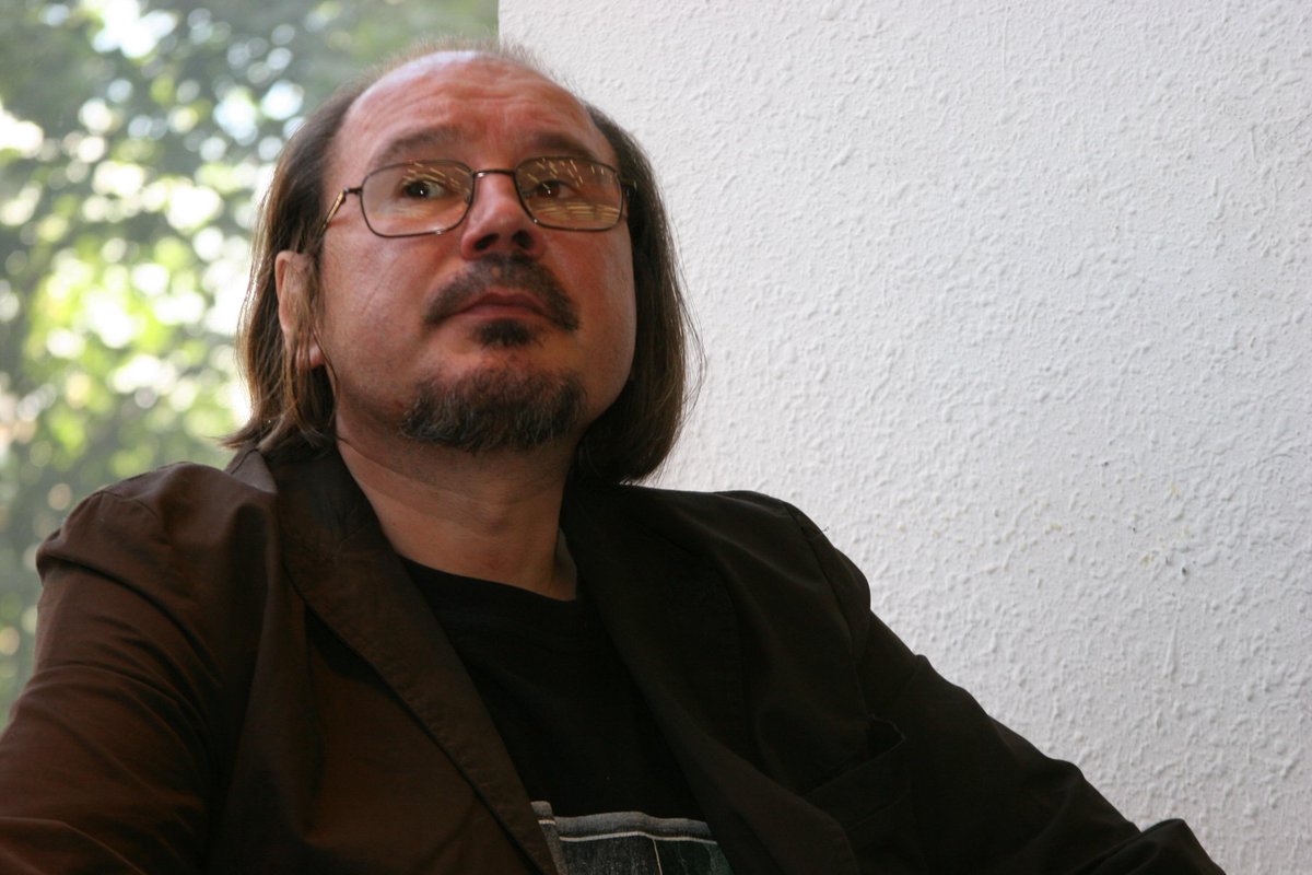 Именем Алексея Балабанова назовут улицу в Екатеринбурге, родном городе режиссера.

Проложат дорогу в микрорайоне «Академический — 2». В Екатеринбурге также должны установить памятник Алексею Балабанову, открытие намечено на весну 2026-го.

Фото: «Легион-медиа»