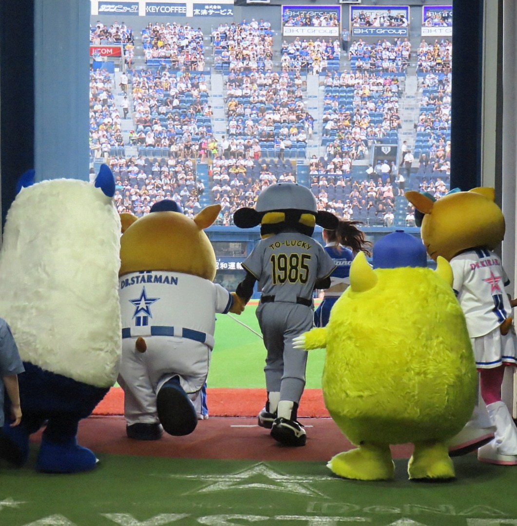 マスコットチャレンジ入場シーン
手を繋いでグラウンドに入るDB.スターマンとトラッキー
(2025/07/04)