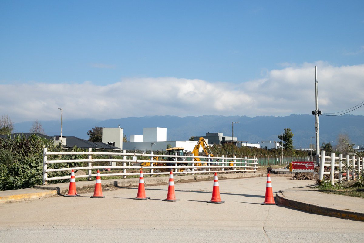 MEJORAMOS EL ACCESO AL JOCKEY CLUB 🏑🏉

🚧 Iniciamos las obras de repavimentación en el puente que conecta la calle Monteagudo con el Jockey Club, completando así el tramo donde antes se interrumpía la pavimentación.