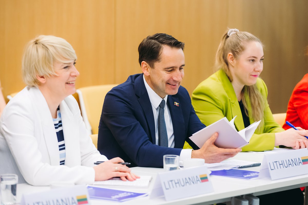 DKAMBinLT's tweet image. What a privilege to have such EU colleagues. Presentation today of the Danish EU Presidency priorities. A special thanks to Vice-Minister of Foreign Affairs @SigitasMitkus for joining us. Security and competitiveness are key for a strong EU #eu2025dk