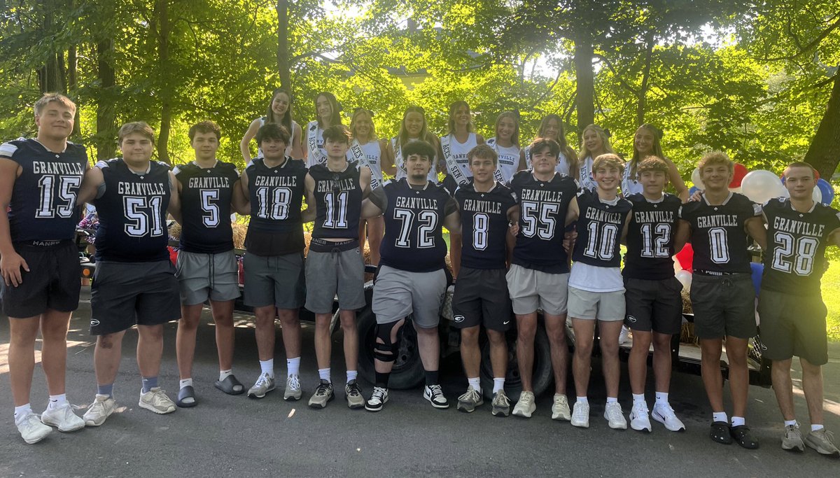 Great group of seniors getting ready to ride in the parade this morning.  Go Blue Aces!!