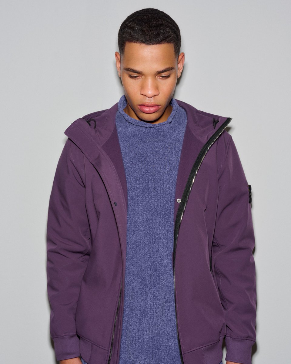 STONE ISLAND AUTUMN_WINTER ‘025-‘026

Q100004 soft shell-r_e.dye® technology, recycled polyester. 

5100019 Mock neck jumper with reverse stitch detail.

#StoneIslandAW25