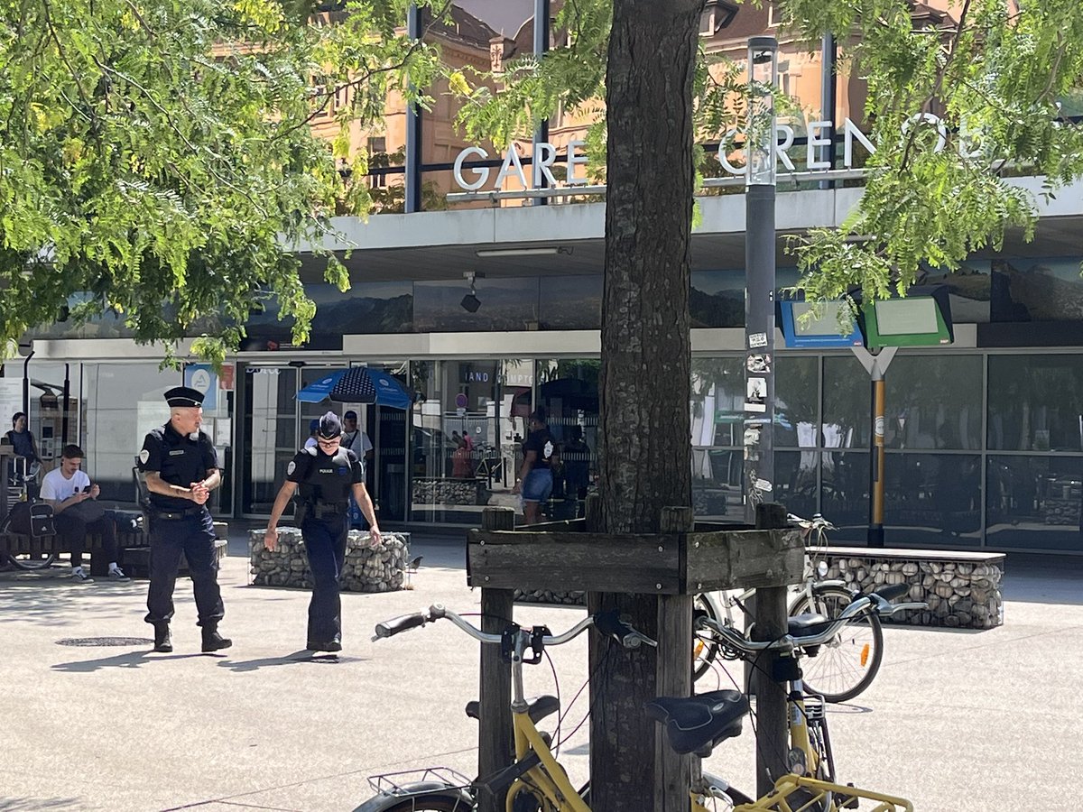 #CommissariatMobile I En ce début de week-end de grands départs en vacances les #Policiers sont présents en gare de <a href="/VilledeGrenoble/">Ville de Grenoble</a> .
✅N’hésitez pas à venir les rencontrer. 
#Protéger
