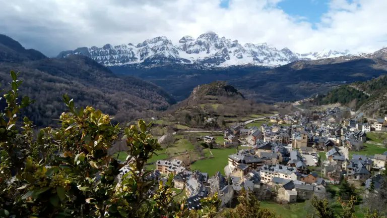 Os presentamos una experiencia en el Valle de Tena que no os dejará indiferentes: las Pasarelas de Panticosa. 
Se trata de un recorrido de pasos colgantes de 800 mts de longitud sobre el congosto del río Caldarés.

Un paseo espectacular, discurriendo por parajes hasta ahora