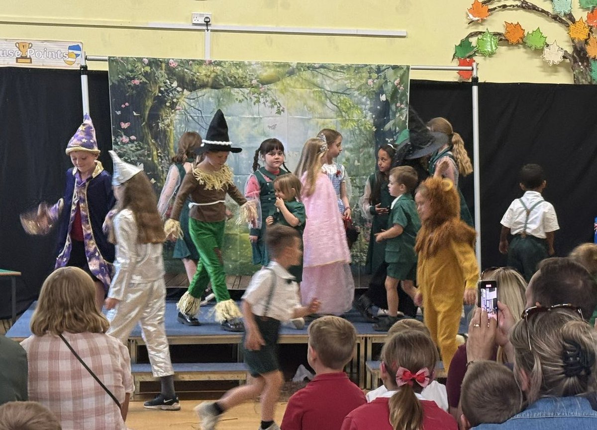 NorthDuffieldSc's tweet image. We’re very proud of our drama club who put on a wonderful production of ‘The Wizard of Oz’ last night. Huge thanks go to Sara from @PQAYork for bringing out the best in our little performers. They showed so much promise and confidence and looked adorable in their costumes.