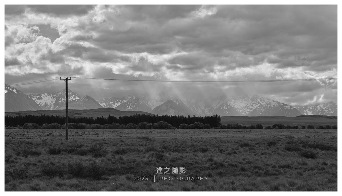 風在，雨歇，雲散，光落。