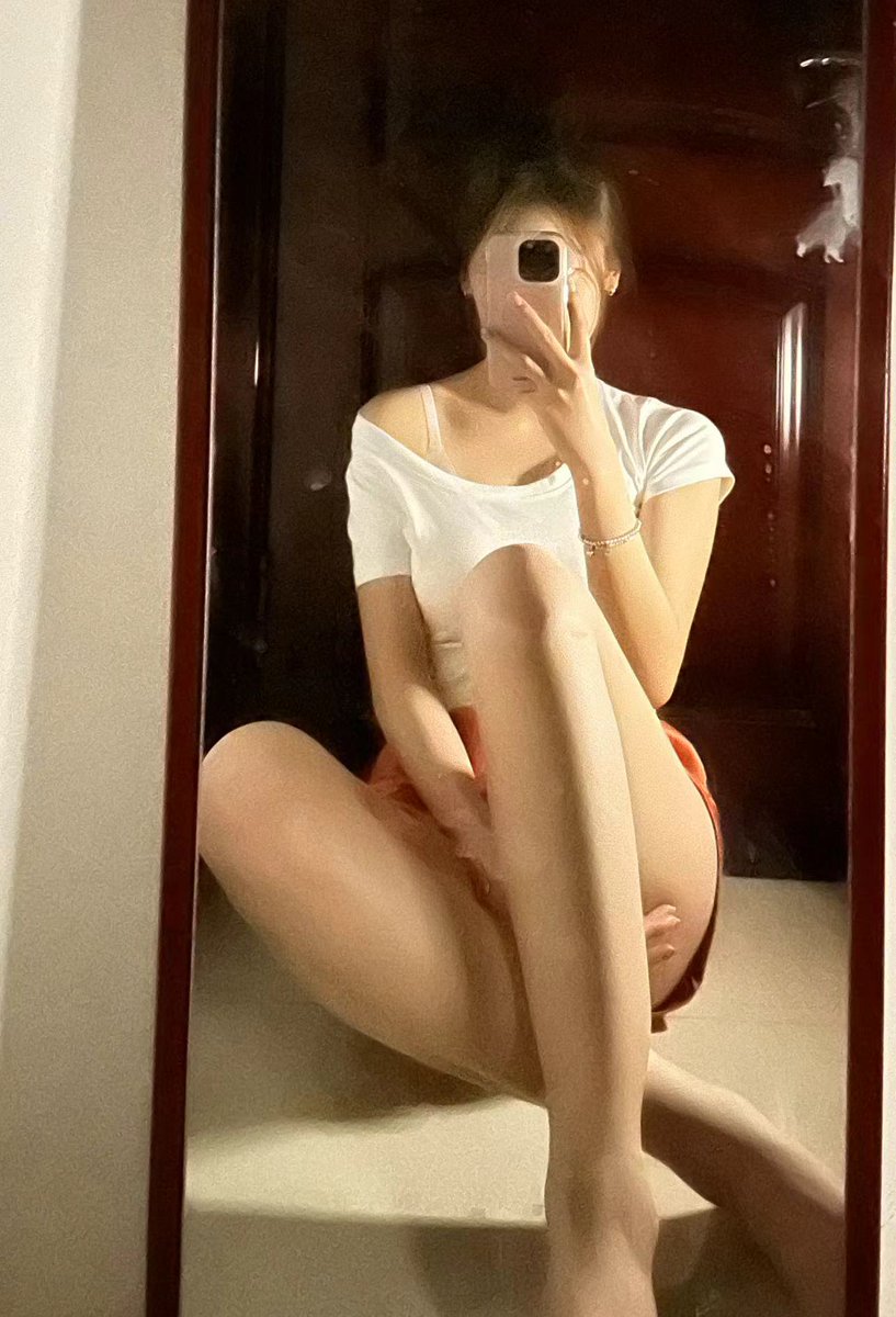 最近这几天太忙了 都没和老婆见面 计划明天要出去和老婆开房做一次 给兄弟们发个以前的照片吧 这样看老婆的胸还是很饱满的 明天爽吃一波大奶