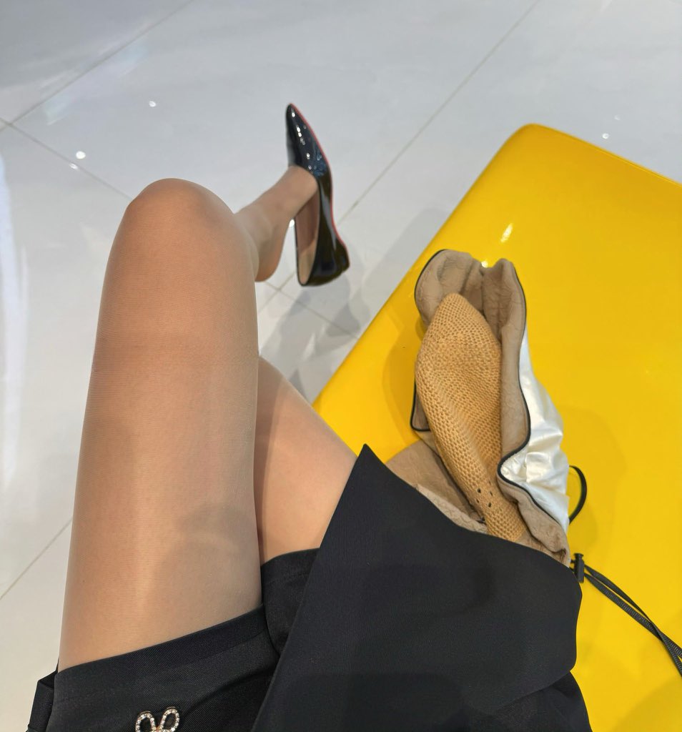 平时生活里就是一个没用的底层fw贱畜。我觉得你应该是得了大脑萎缩症，我的脚汗就是你的药。
#atm奴 #恋足 #女s  #羞辱 #女性崇拜 #账单奴 #提款机 #家奴 #吸金 #账单奴 #无脑贡 #报销奴 #人形提款机