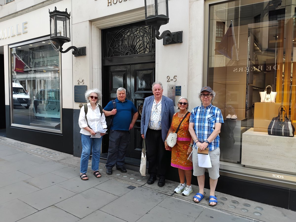 TimBryars's tweet image. Walking in the footsteps of 18th century map-maker John Rocque today, with @LaurenceWorms, Ashley, Sheila and friends. Including the site on Bond Street where John Pine engraved Rocque's 24 sheet map of London, and the site of his first premises.