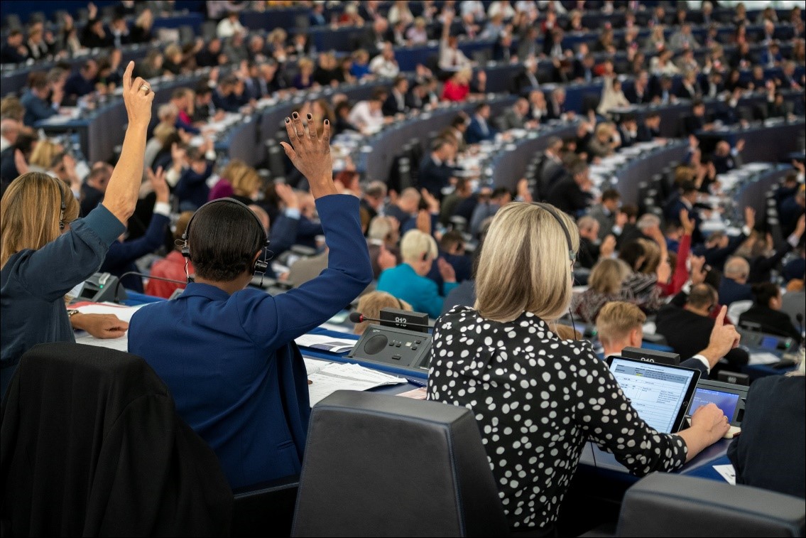 PIUEwroclaw's tweet image. W dniach 7-10 lipca europosłowie spotykają się na kolejnym posiedzeniu plenarnym PE! 🏛️🇪🇺
To ważny czas, podczas którego podejmowane będą kluczowe decyzje dotyczące, m.in.:
✅polityka klimatyczna 🌍
✅prawa obywatelskie 🤝
✅gospodarka i cyfryzacja 💻