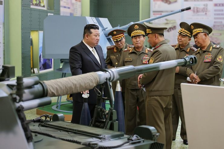 Kim Jong Un directed officials to enhance nuclear weapons capabilities and strengthen command structures, treating Iran’s military response as a strategic model worth emulating. buff.ly/brJ5Hos