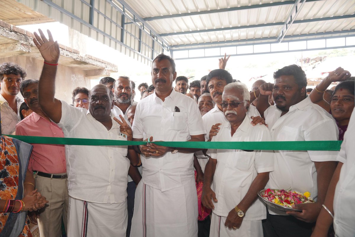 SPVelumanicbe's tweet photo. மாண்புமிகு எதிர்க்கட்சித் தலைவர், கழகப் பொதுச்செயலாளர், புரட்சித்தமிழர் அண்ணன் திரு. #எடப்பாடியார் அவர்களின் ஆணைக்கிணங்க,

#கோவை மாவட்டம், #தொண்டாமுத்தூர் சட்டமன்றத் தொகுதி, சுகுணாபுரம் கிழக்குப் பகுதியில் மாண்புமிகு மாநிலங்களவை உறுப்பினர் திரு. மு.தம்பிதுரை அவர்களின் தொகுதி மேம்பாட்டு நிதியில் இருந்து புதியதாகக் கட்டப்பட்ட நியாயவிலைக் கடை கட்டிடத்தைப் பொதுமக்கள் பயன்பாட்டிற்குத் திறந்து வைத்தேன்.

உடன், 92A டிவிஷன் கழகச் செயலாளர் திரு. ஏ.செல்லப்பன், பகுதிக் கழகச் செயலாளர் திரு. மதனகோபால் மற்றும் கழக நிர்வாகிகள்.

@EPSTamilNadu @AIADMKOfficial @ADMK_Kovai #Coimbatore #AIADMK #அஇஅதிமுக