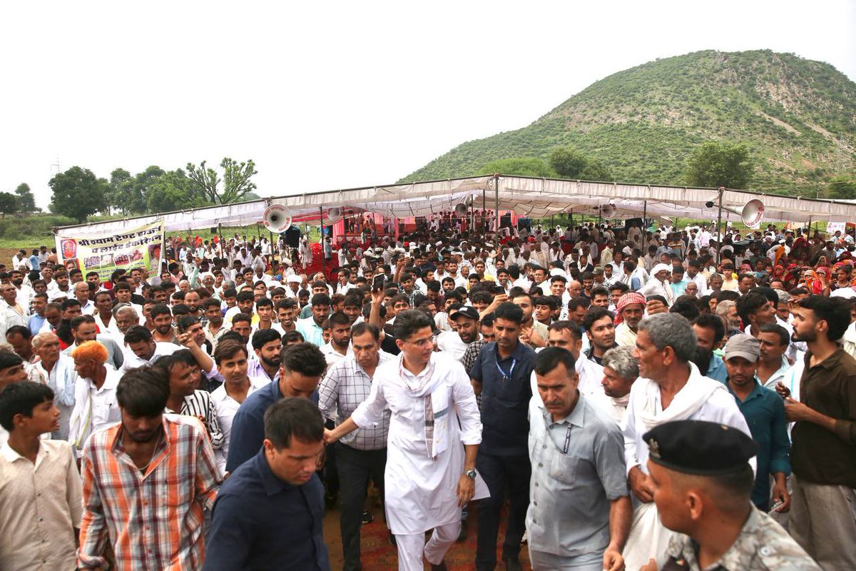 Sachin Pilot (@sachinpilot) on Twitter photo рдЖрдЬ рдерд╛рдирд╛рдЧрд╛рдЬреА рдореЗрдВ рдЖрдпреЛрдЬрд┐рдд рд╕реНрдерд╛рдиреАрдп рд╕рдореНрдореЗрд▓рди рдХреЛ рд╕рдВрдмреЛрдзрд┐рдд рдХрд┐рдпрд╛ред
рдХрд╛рдВрдЧреНрд░реЗрд╕ рдкрд╛рд░реНрдЯреА рдиреЗ рд╣рдореЗрд╢рд╛ рдХрд┐рд╕рд╛рдиреЛрдВ, рдпреБрд╡рд╛рдУрдВ рдФрд░ рд╡рдВрдЪрд┐рдд рд╡рд░реНрдЧреЛрдВ рдХреЗ рдореБрджреНрджреЛрдВ рдХреЛ рдкреНрд░рд╛рдердорд┐рдХрддрд╛ рджреА рд╣реИ тАФ
рдЖрдиреЗ рд╡рд╛рд▓рд╛ рд╡рдХреНрдд рдЗрд╕ рдкреНрд░рддрд┐рдмрджреНрдзрддрд╛ рдХрд╛ рд╕рд╛рдХреНрд╖реА рдмрдиреЗрдЧрд╛ред
рдХрд╛рдВрдЧреНрд░реЗрд╕ рдкрд╛рд░реНрдЯреА рдХреЗ рдиреЗрддрд╛ рдФрд░ рдХрд╛рд░реНрдпрдХрд░реНрддрд╛ рд╕рдорд░реНрдкрдг рдФрд░ рдордЬрдмреВрддреА рд╕реЗ рдЬрдирддрд╛ рдХреА рд╕реЗрд╡рд╛ рдореЗрдВ рд▓рдЧреЗ рд╣реИрдВред рдЖрдЬ рдерд╛рдирд╛рдЧрд╛рдЬреА рдореЗрдВ рдЖрдпреЛрдЬрд┐рдд рд╕реНрдерд╛рдиреАрдп рд╕рдореНрдореЗрд▓рди рдХреЛ рд╕рдВрдмреЛрдзрд┐рдд рдХрд┐рдпрд╛ред
рдХрд╛рдВрдЧреНрд░реЗрд╕ рдкрд╛рд░реНрдЯреА рдиреЗ рд╣рдореЗрд╢рд╛ рдХрд┐рд╕рд╛рдиреЛрдВ, рдпреБрд╡рд╛рдУрдВ рдФрд░ рд╡рдВрдЪрд┐рдд рд╡рд░реНрдЧреЛрдВ рдХреЗ рдореБрджреНрджреЛрдВ рдХреЛ рдкреНрд░рд╛рдердорд┐рдХрддрд╛ рджреА рд╣реИ тАФ
рдЖрдиреЗ рд╡рд╛рд▓рд╛ рд╡рдХреНрдд рдЗрд╕ рдкреНрд░рддрд┐рдмрджреНрдзрддрд╛ рдХрд╛ рд╕рд╛рдХреНрд╖реА рдмрдиреЗрдЧрд╛ред
рдХрд╛рдВрдЧреНрд░реЗрд╕ рдкрд╛рд░реНрдЯреА рдХреЗ рдиреЗрддрд╛ рдФрд░ рдХрд╛рд░реНрдпрдХрд░реНрддрд╛ рд╕рдорд░реНрдкрдг рдФрд░ рдордЬрдмреВрддреА рд╕реЗ рдЬрдирддрд╛ рдХреА рд╕реЗрд╡рд╛ рдореЗрдВ рд▓рдЧреЗ рд╣реИрдВред