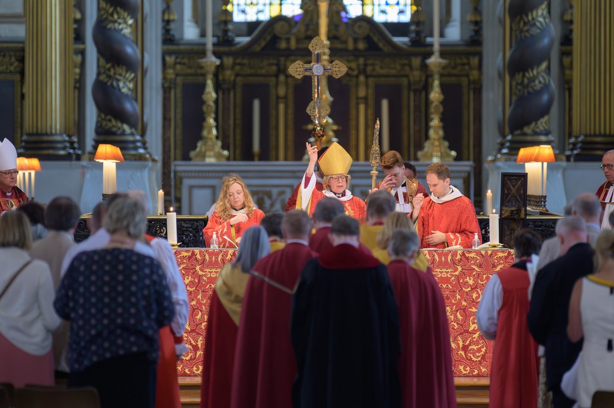 OfficeofABC's tweet image. +Sarah consecrated +Moira as the new Bishop of Crediton yesterday. 

In a service @StPaulsLondon, +Moira was joined by her friends, family, and other senior Bishops from across the northern and southern provinces.

[Photo Credit: Graham Lacdao / St Paul's Cathedral]