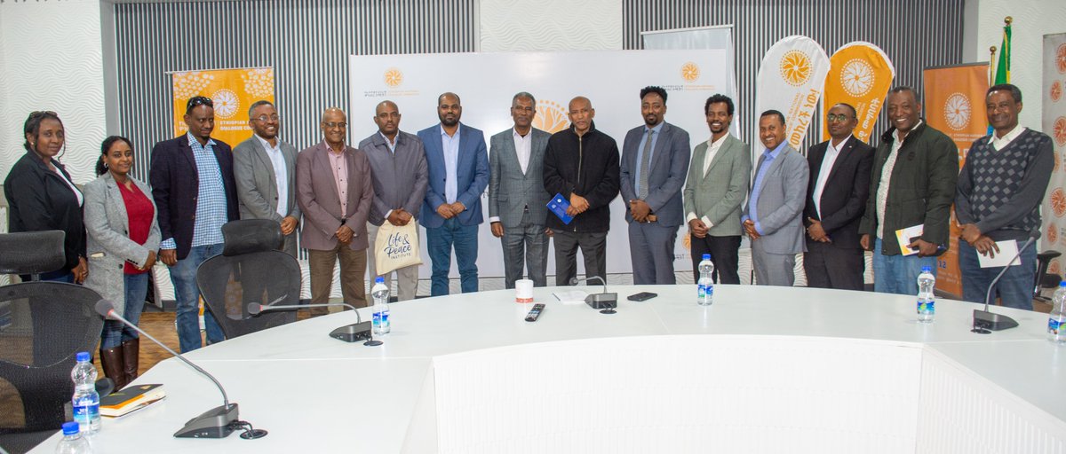 ከሰላም እና ደህንነት ጥናት ተቋም (IPSS) ጋር ባለን አጋርነት፣ "ምሁራን በብሔራዊ ውይይት" በሚል ርዕስ የተካሄደውን አውደ ጥናት እና ውጤቶቹን የያዘ አጭር ሪፖርት ህትመትን ደግፈናል። ይህ አውደ ጥናት ከ9 ክልሎች የተውጣጡ 45 ምሁራንን ከ25