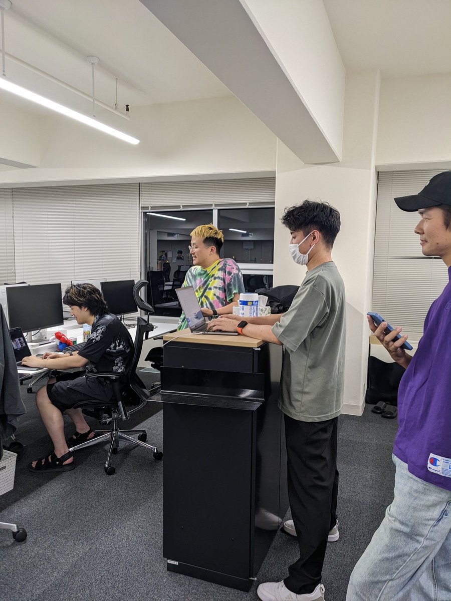週明けのリリースに向けてこの時間までトラブルシュートするチーム。横で見てます。