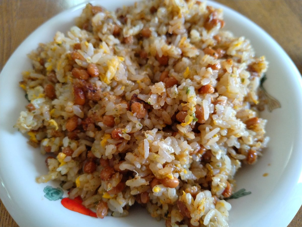 賞味期限がだいぶ過ぎて、カピカピになった納豆をチャーハンにしたもの