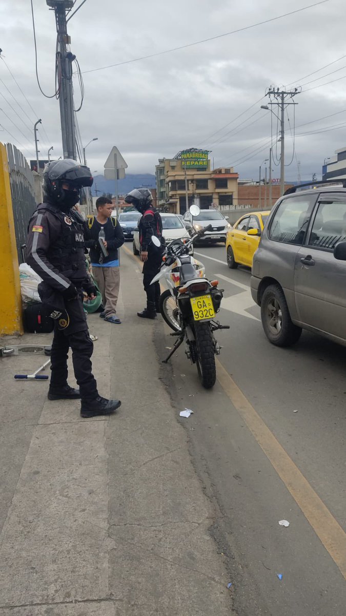 #GuardiaCiudadana, en atención a una denuncia ciudadana, se procedió con el retiro de dos personas que se desempeñaban como limpia parabrisas y que, según reportes, actuaban de forma grosera, generando molestias a conductores y transeúntes.

#OrdenControlSeguridad #Propuesta80