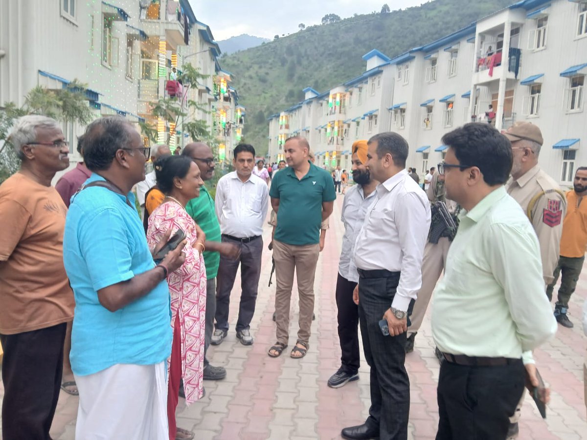 dcramban's tweet photo. DC Ramban Mohammad Alyas Khan, along with District Nodal Officer SANJY 2025  (ADC Ramban) Varunjeet Singh Charak and Camp Director S. JP Singh, interacted with Yatries to take feedback on facilities at Yatri Niwas Chanderkote and supervised arrangements for #SANJY2025 pilgrims.
@diprjk @Divcomjammu @RambanPolice