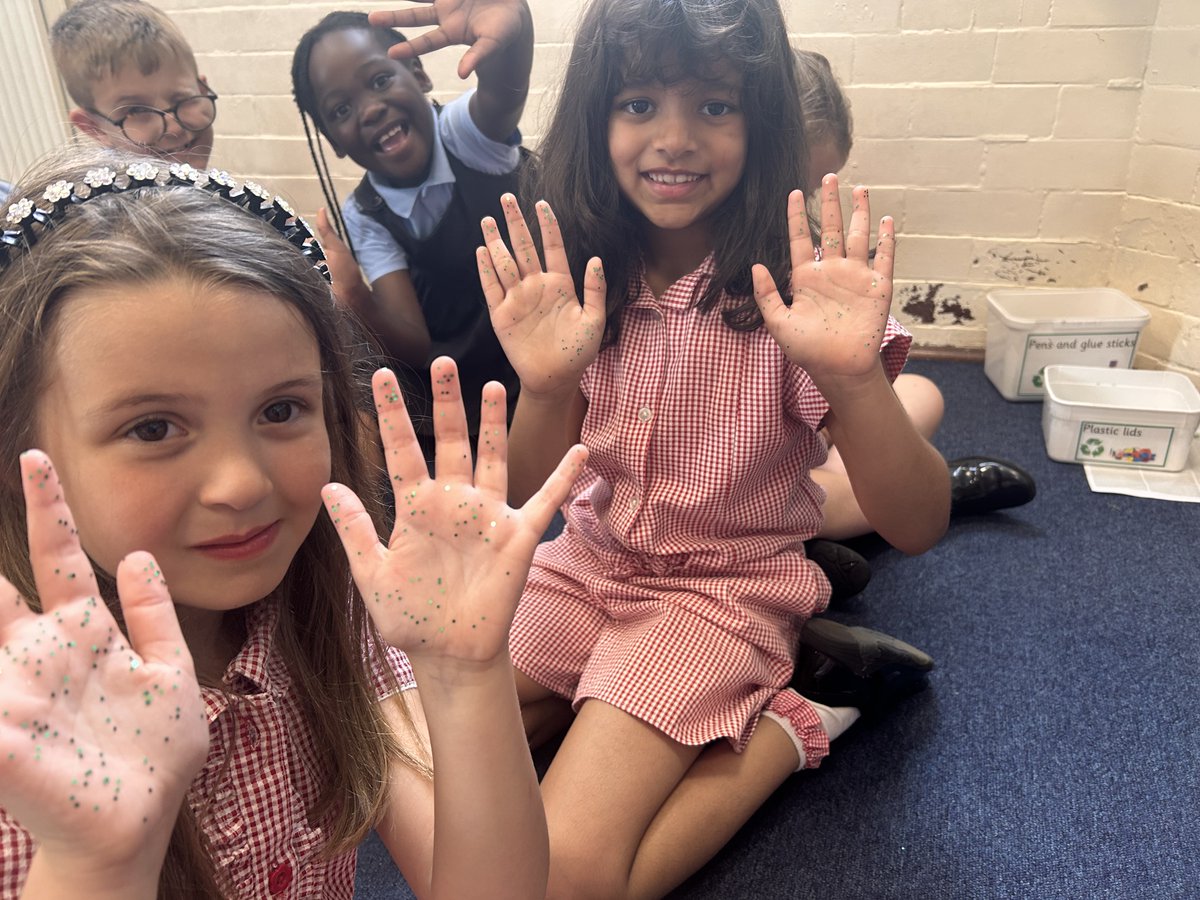 CroftonInfants's tweet photo. As scientists, year 2 have been investigating how germs spread by using bio-glitter. They found that germs spread very easily and they know that washing hands can prevent this spread and help keep us healthy. @ScienceWaterton https://t.co/uhTbUjvHLW