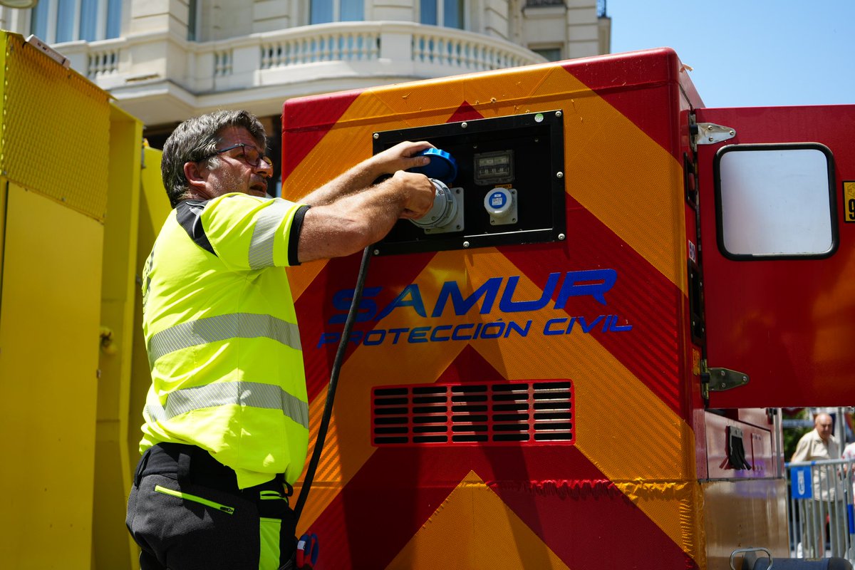 SAMUR_PC's tweet photo. La respuesta asistencial que desplegamos en grandes dispositivos, no sería posible sin nuestra capacidad logística.

Trabajo poco visible pero fundamental para garantizar la operatividad. https://t.co/cy6VhcH0Cp